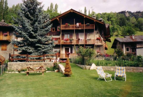 Le Vieux Noyer - Appartamenti Al Verde Villaggio Di Rumiod Saint-Pierre Bagian luar foto