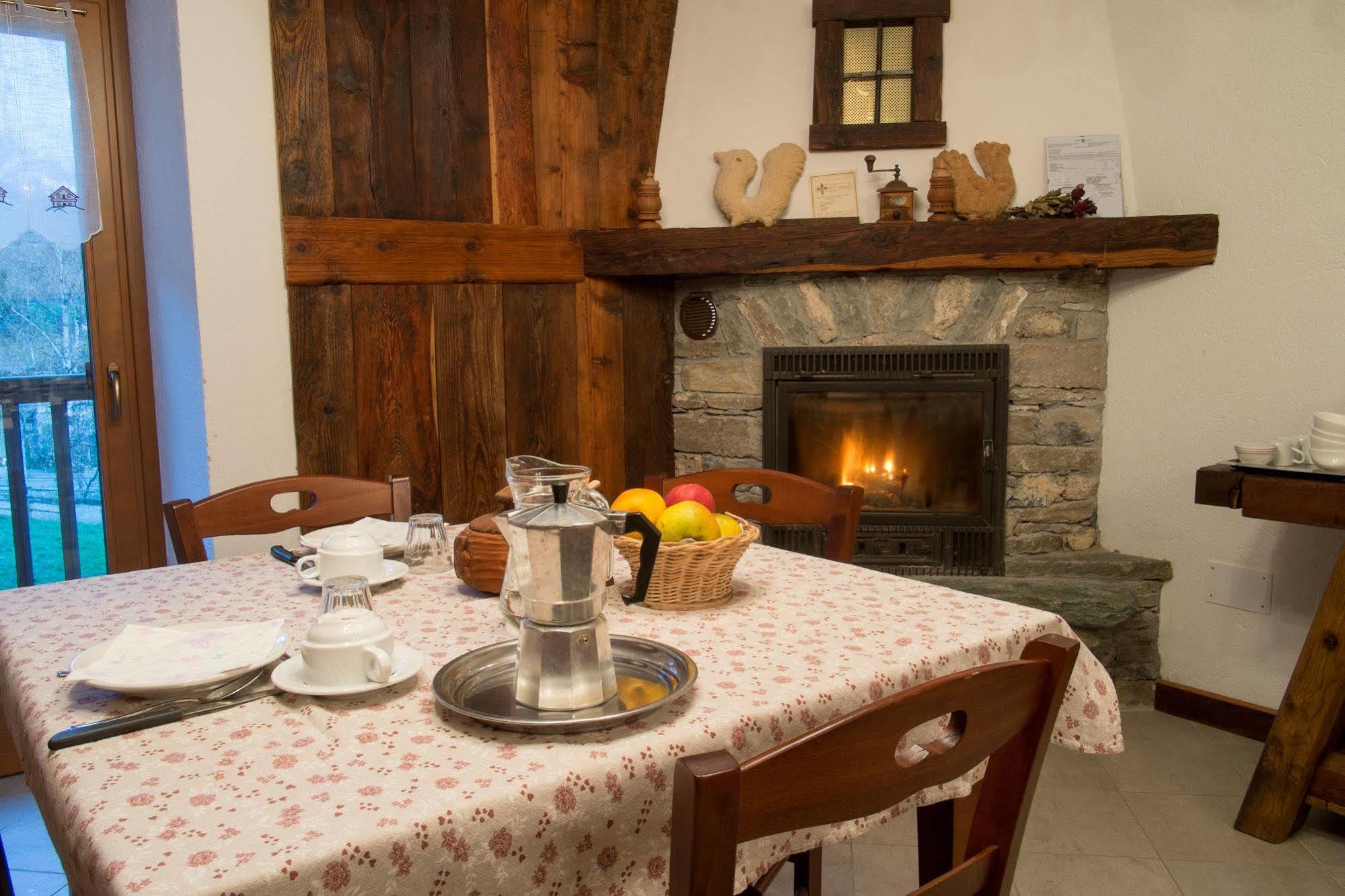 Le Vieux Noyer - Appartamenti Al Verde Villaggio Di Rumiod Saint-Pierre Bagian luar foto